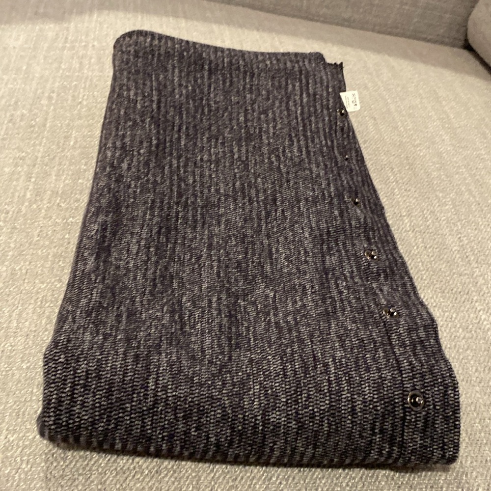 Lululemon Vinyasa Scarf 
Black and Gray classy pattern